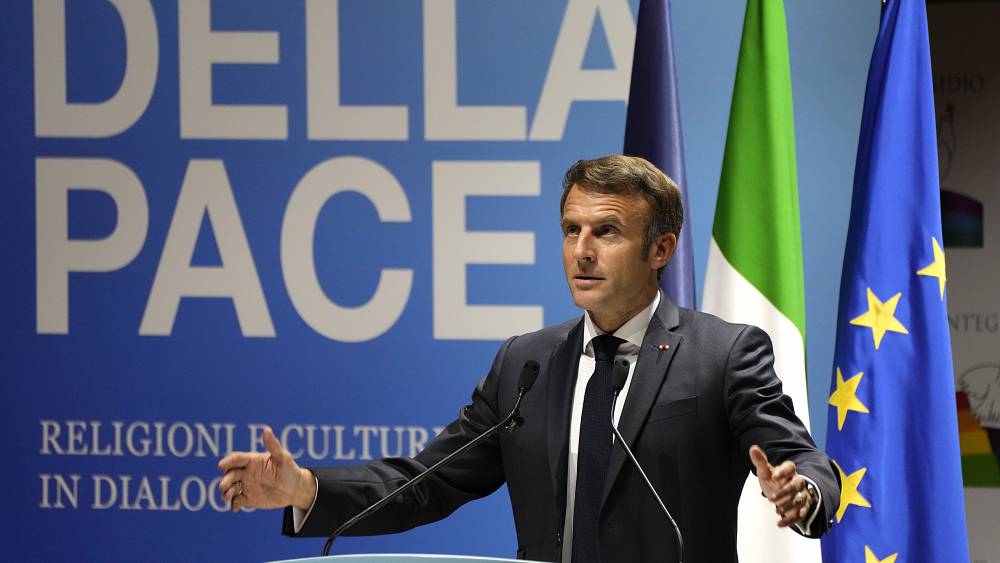 Roma, ardua corsa alla pace. Macron va dal Papa | Euronews