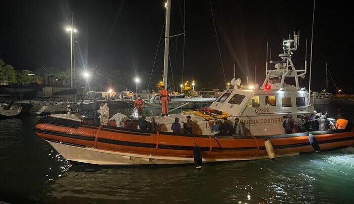 Barchino si ribalta con 70 migranti a bordo, bimba dispersa – Sicilia – ANSA.it