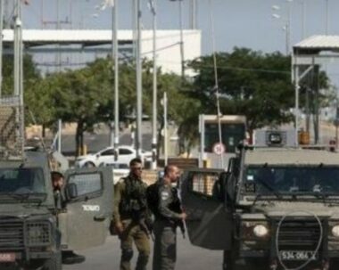 I soldati chiudono un blocco stradale importante, invadono case, negozi, vicino a Nablus  – – IMEMC News