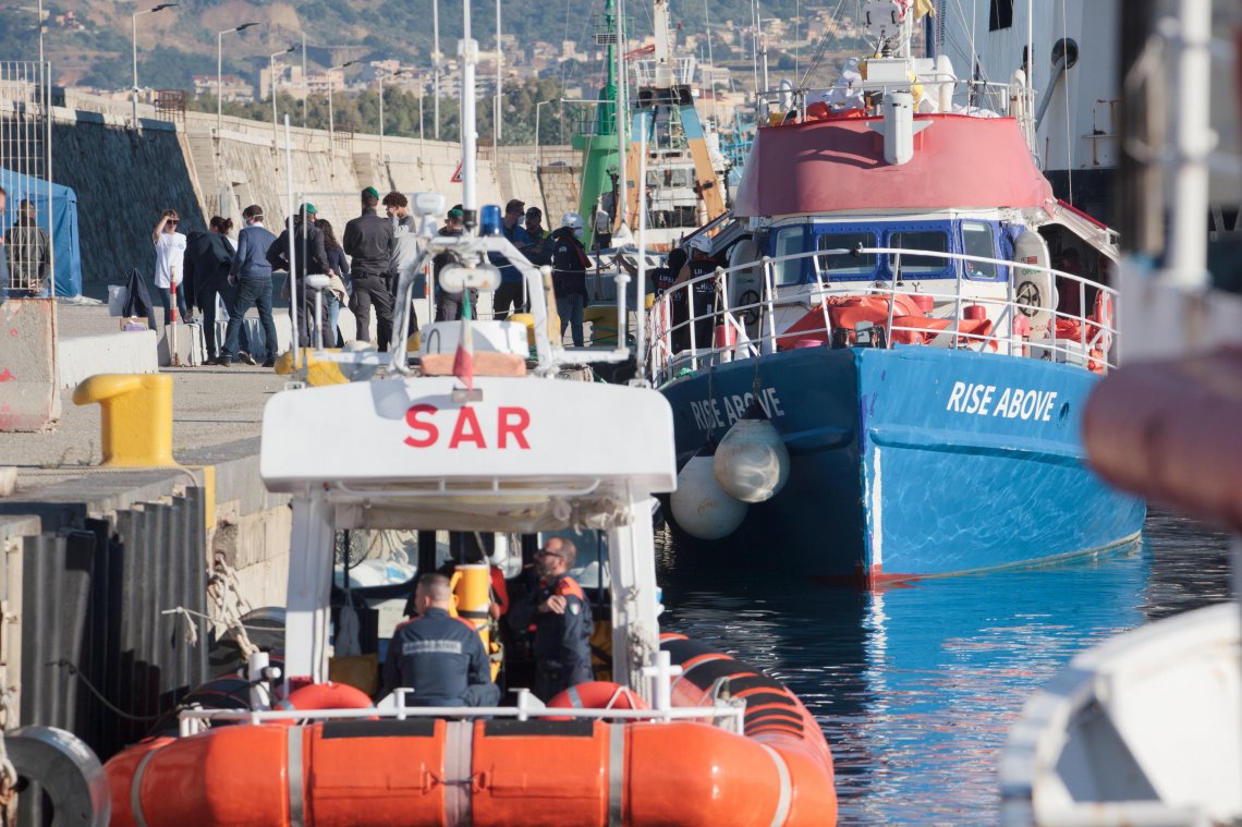 Migranti, sbarcati gli 89 della Rise Above a Reggio Calabria. Ancora in attesa le altre due navi ong – la Repubblica