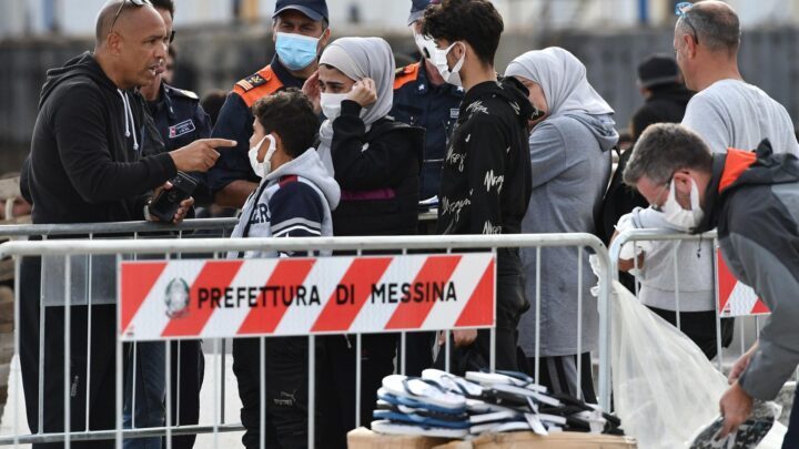 Migranti, lo scontro tra Francia e Italia e la Grande menzogna del governo Meloni – la Repubblica