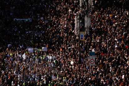Participantes en la marcha a favor de la sanidad pública por el centro de Madrid. 