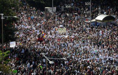 Decenas de miles de personas marchan a favor de la sanidad pública madrileña en la plaza de Cibeles de Madrid. 