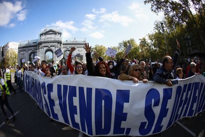 Marcha por la defensa de la sanidad pública a su paso por la Puerta de Alcalá, este domingo. 