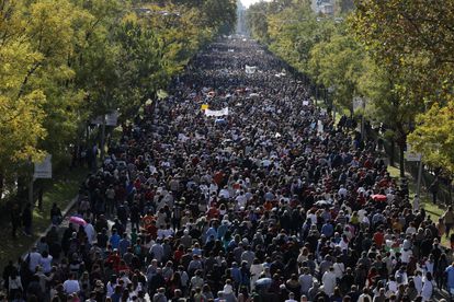 Decenas de miles de personas marchan por el Paseo de la Castellana de Madrid, este domingo.