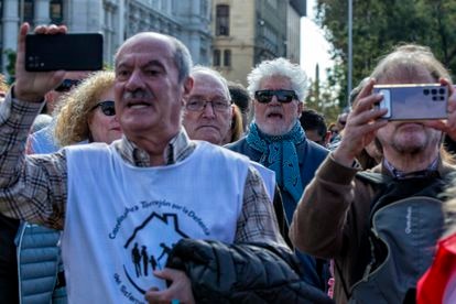 El cineasta español Pedro Almodóvar (centro) participa en la manifestación ciudadana que recorre este domingo el centro de Madrid.