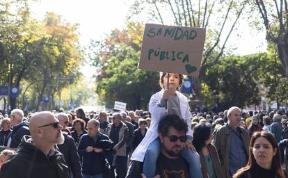 Un niño sostenía un cartel en la manifestación por la Sanidad Pública por el centro de Madrid. 