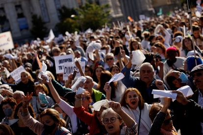 Madrid ha acogido este domingo 13 de noviembre una manifestación multitudinaria en defensa de “una sanidad 100% pública, universal y de calidad” y contra la política sanitaria del Gobierno de Isabel Díaz Ayuso, el que menos invierte en esta partida de todos los Ejecutivos regionales a pesar de ser la comunidad más rica. 