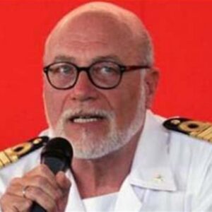L’ammiraglio Alessandro: «Ai naufraghi va assegnato un porto vicino e sicuro. Lo dice la legge»