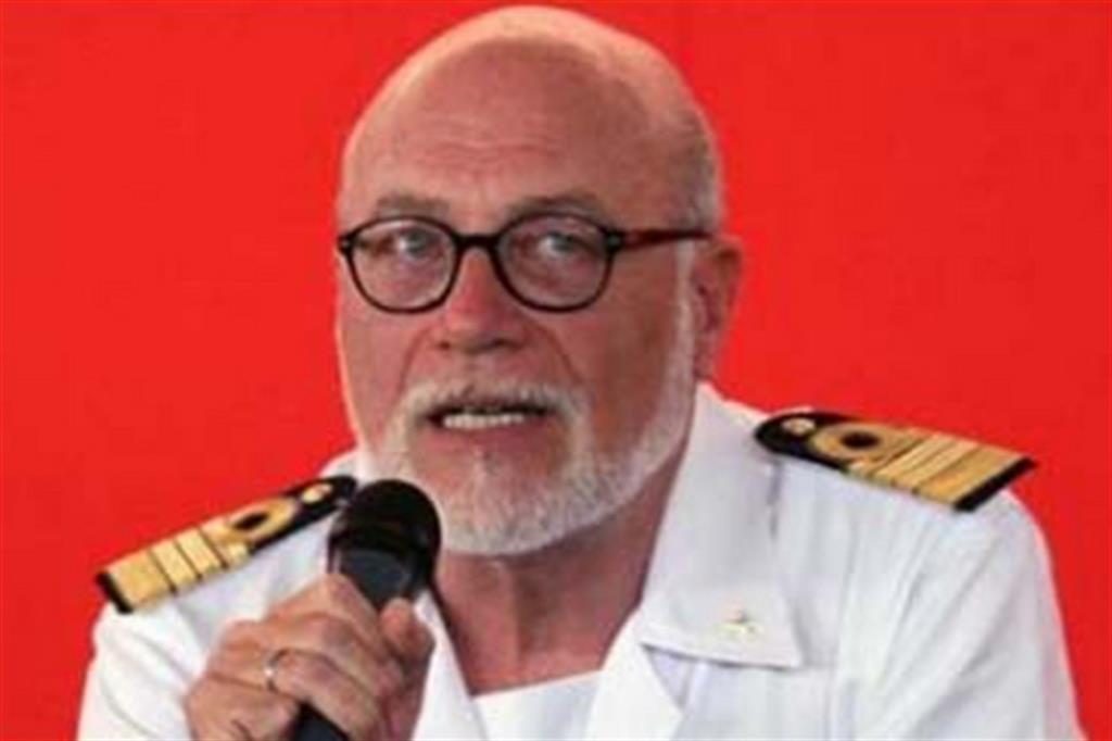 L’ammiraglio Alessandro: «Ai naufraghi va assegnato un porto vicino e sicuro. Lo dice la legge»
