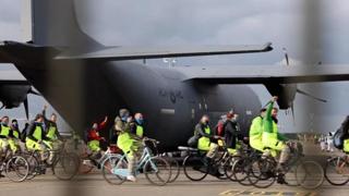 Amsterdam, ecologisti bloccano il decollo dei jet privati- Corriere TV