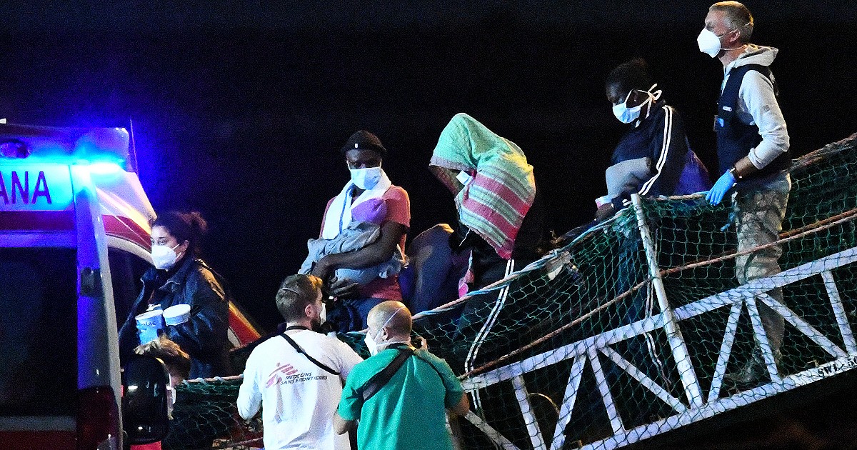 Migranti, sbarcate 357 persone dalla Geo Barents: 217 restano a bordo. Humanity presenta il ricorso al Tar: “Non ripartiremo” – Il Fatto Quotidiano