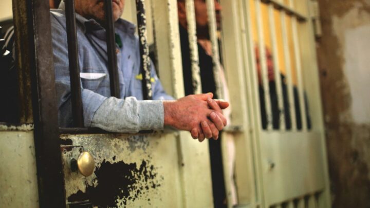 “Schiaffi e calci al volto mentre era bloccato a terra”: tutte le accuse agli agenti penitenziari di Bari arrestati per tortura su un detenuto – Il Fatto Quotidiano