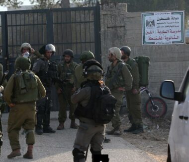Soldati israeliani feriscono molti palestinesi, invadono la scuola, vicino a Nablus – – IMEMC News