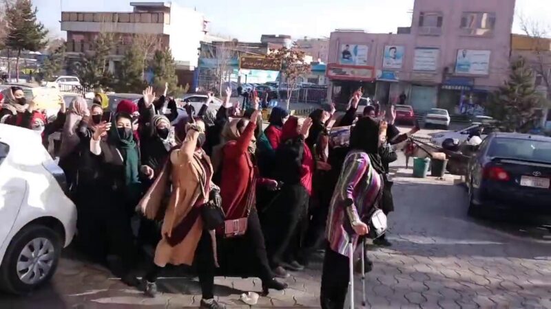 Le donne afghane in piazza anche oggi per il diritto all’istruzione. Il loro slogan: “O tutte o nessuna” – La Stampa