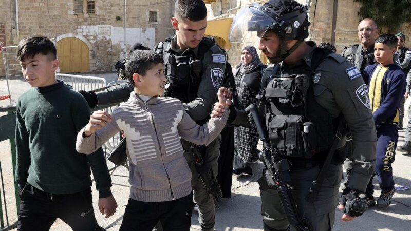 I tribunali israeliani hanno emesso 600 ordini di arresti domiciliari contro bambini palestinesi nel 2022 – Middle East Monitor