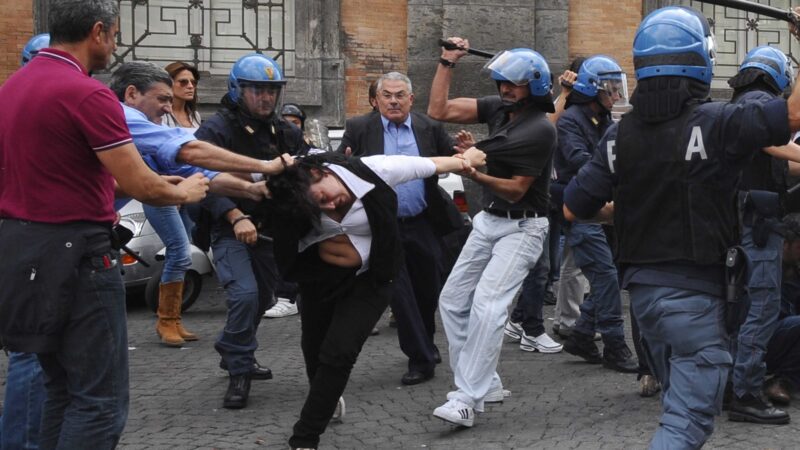 Il governo vuole proteggere i poliziotti violenti – Osservatorio Repressione