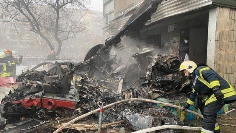 Il giallo dell’elicottero schiantato, la propaganda russa parla delle “troppe armi occidentali in Ucraina”, ma Kyiv non esclude il sabotaggio