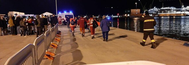 Ocean Viking entrata nel porto di Ancona, a bordo 37 naufraghi (12 minorenni)
