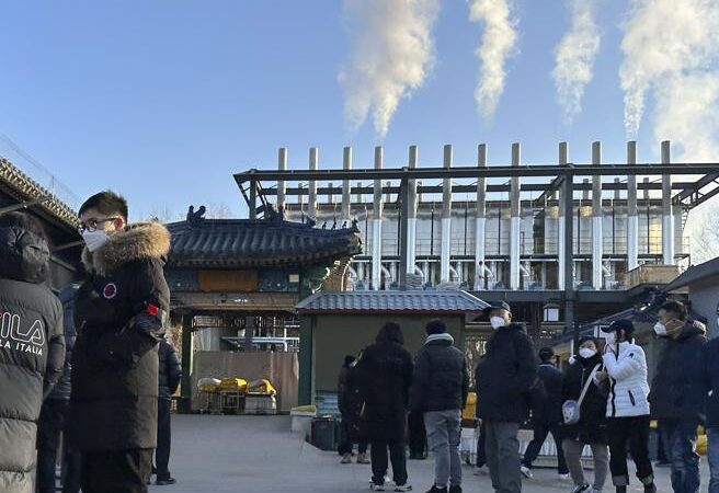 Covid in Cina, le foto satellitari rivelano le code fuori dai crematori
