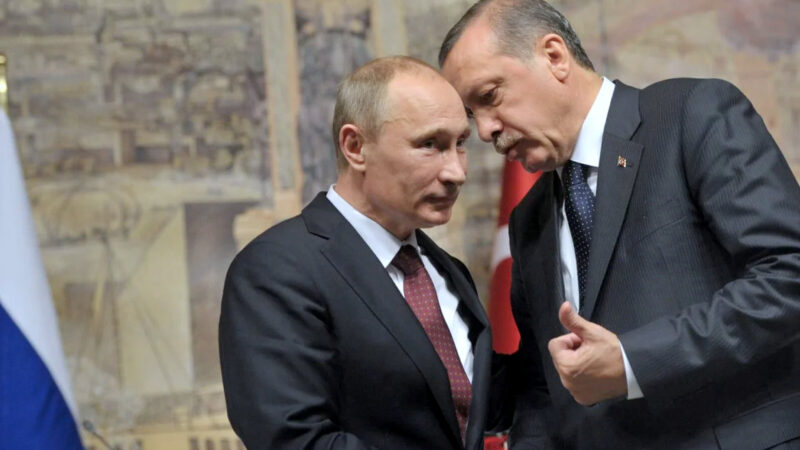 Al mercato diplomatico il ritorno di Putin, ‘paciere’ tra Erdogan e Assad. Curdi a perdere –