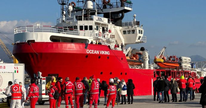 Migranti, la Ocean Viking arriva al porto di Marina di Carrara dopo quattro giorni di navigazione: sbarcati in 95, 38 sono minori – Il Fatto Quotidiano