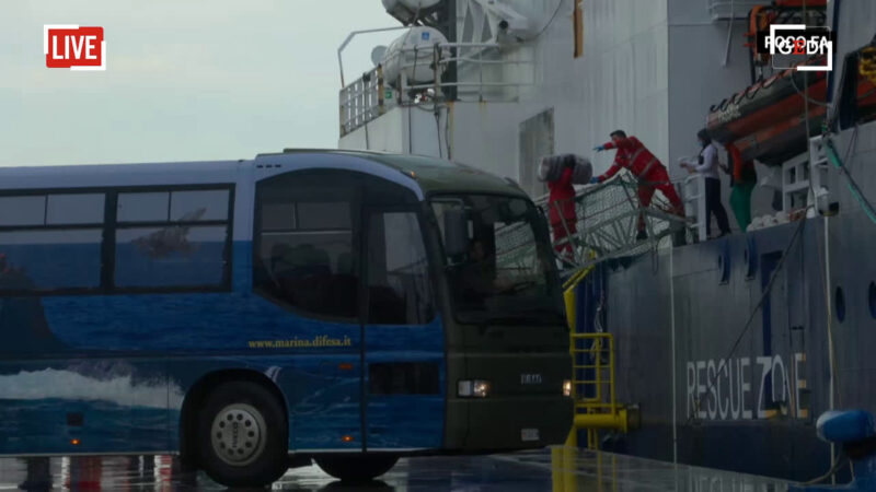 La nave Geo Barents ha attraccato ad Ancona, iniziano le operazioni di sbarco dei migranti. La diretta