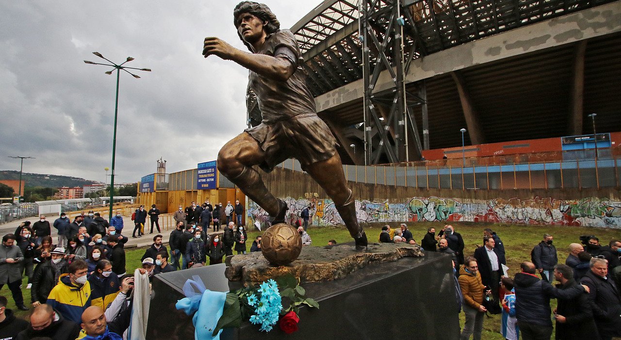 Napoli, addio alla statua di Maradona: il Comune restituisce l’opera all’artista