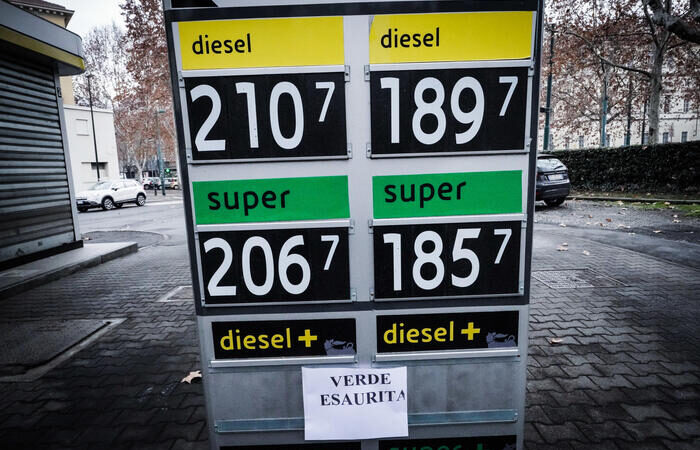 Benzina:consumatori,scatta embargo a Russia,rischio rincari – Ultima Ora – ANSA