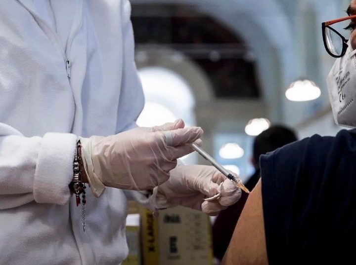 Covid e il grande spreco dei vaccini: 122 milioni di dosi scadute e rimaste nei magazzini, così l’Italia ha buttato 2 miliardi di euro – notizie online