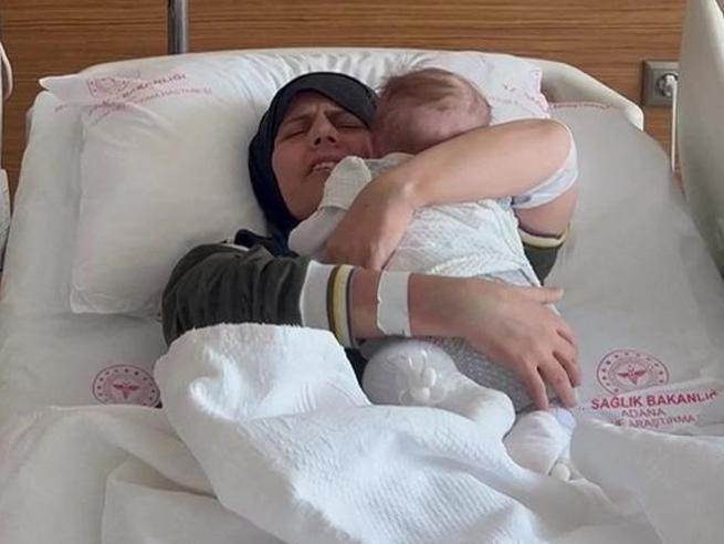 Gizem, la neonata sopravvissuta al terremoto in Turchia, ha ritrovato la madre dopo 54 giorni