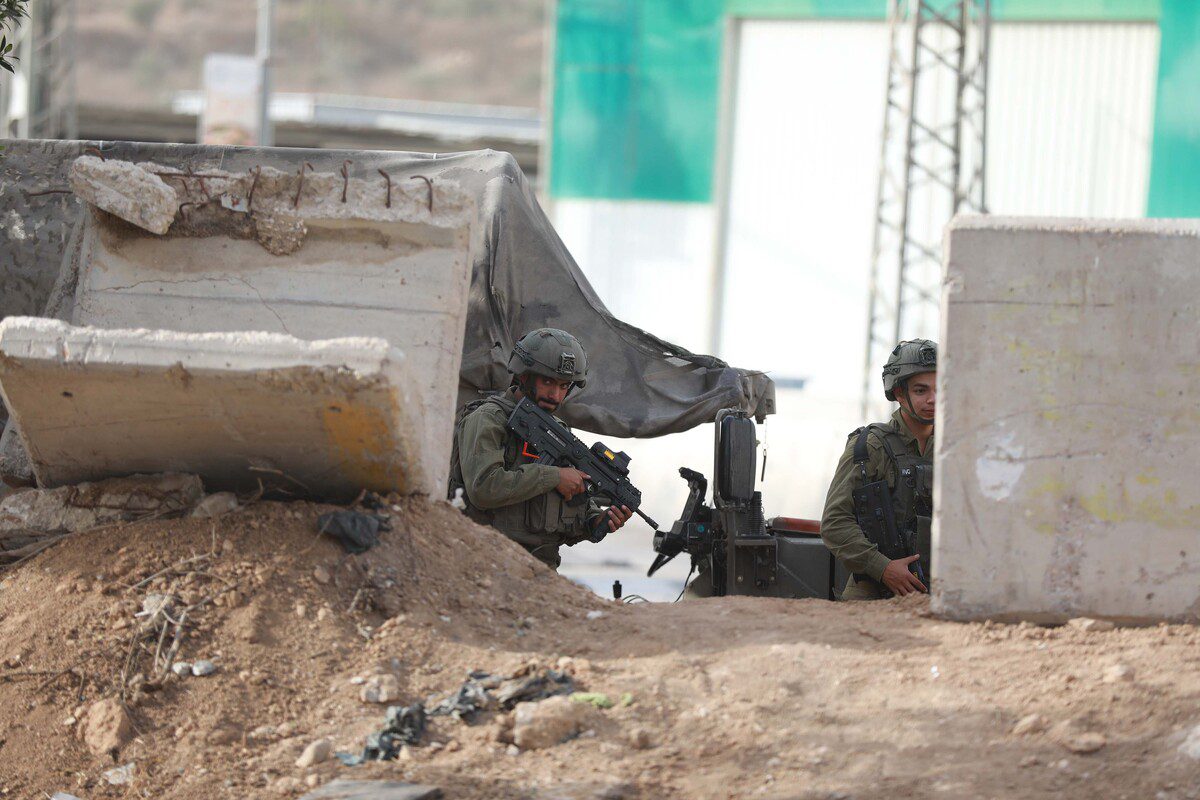 Le forze israeliane pattugliano i posti di blocco a Nablus, in Cisgiordania, il 25 ottobre 2022 [Agenzia Issam Rimawi/Anadolu]