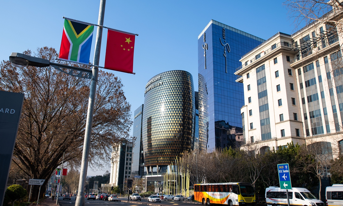 Bandiere nazionali cinesi e sudafricane esposte lungo la strada fuori dal Sandton Convention Center a Johannesburg, in Sudafrica, il 21 agosto 2023. La capitale del paese ospiterà il prossimo vertice BRICS.  Foto: Weng Qiyu/GT
