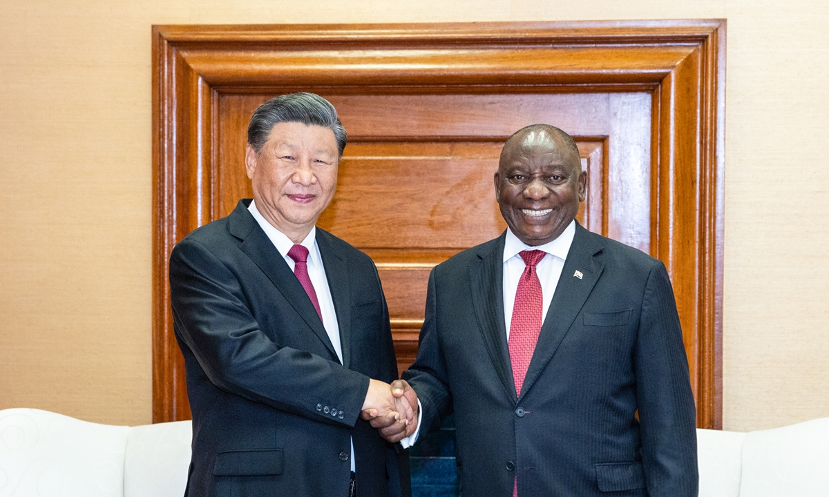 Il presidente cinese Xi Jinping stringe la mano al presidente sudafricano Cyril Ramaphosa il 22 agosto 2023. Xi è arrivato a Johannesburg lunedì per partecipare al 15° vertice BRICS e per effettuare una visita di stato in Sud Africa.  Foto: Xinhua